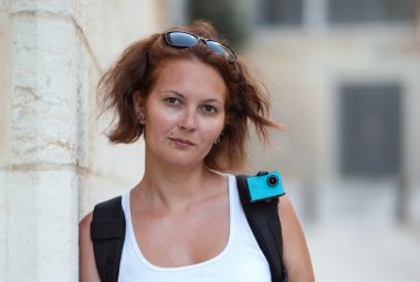 Learn how to blur background in portrait photography naturally for pro bokeh effects.