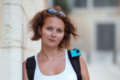 Learn how to blur background in portrait photography naturally for pro bokeh effects.