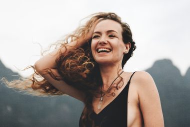 Simple posing tips to help beginners capture natural, confident portraits